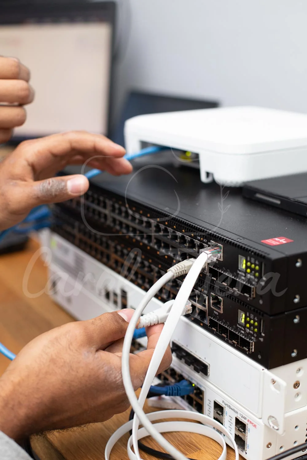Access point y equipos de red en laboratorio técnico.