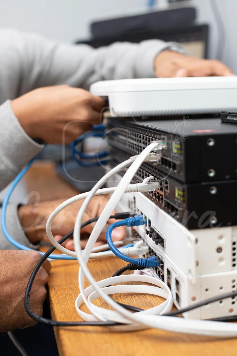 Patch panels y cableado de red empresarial organizado.